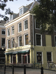 901215 Gezicht op de voor- en zijgevel van café De Postiljon (Lijnmarkt 50) bij de Gaardbrug te Utrecht.